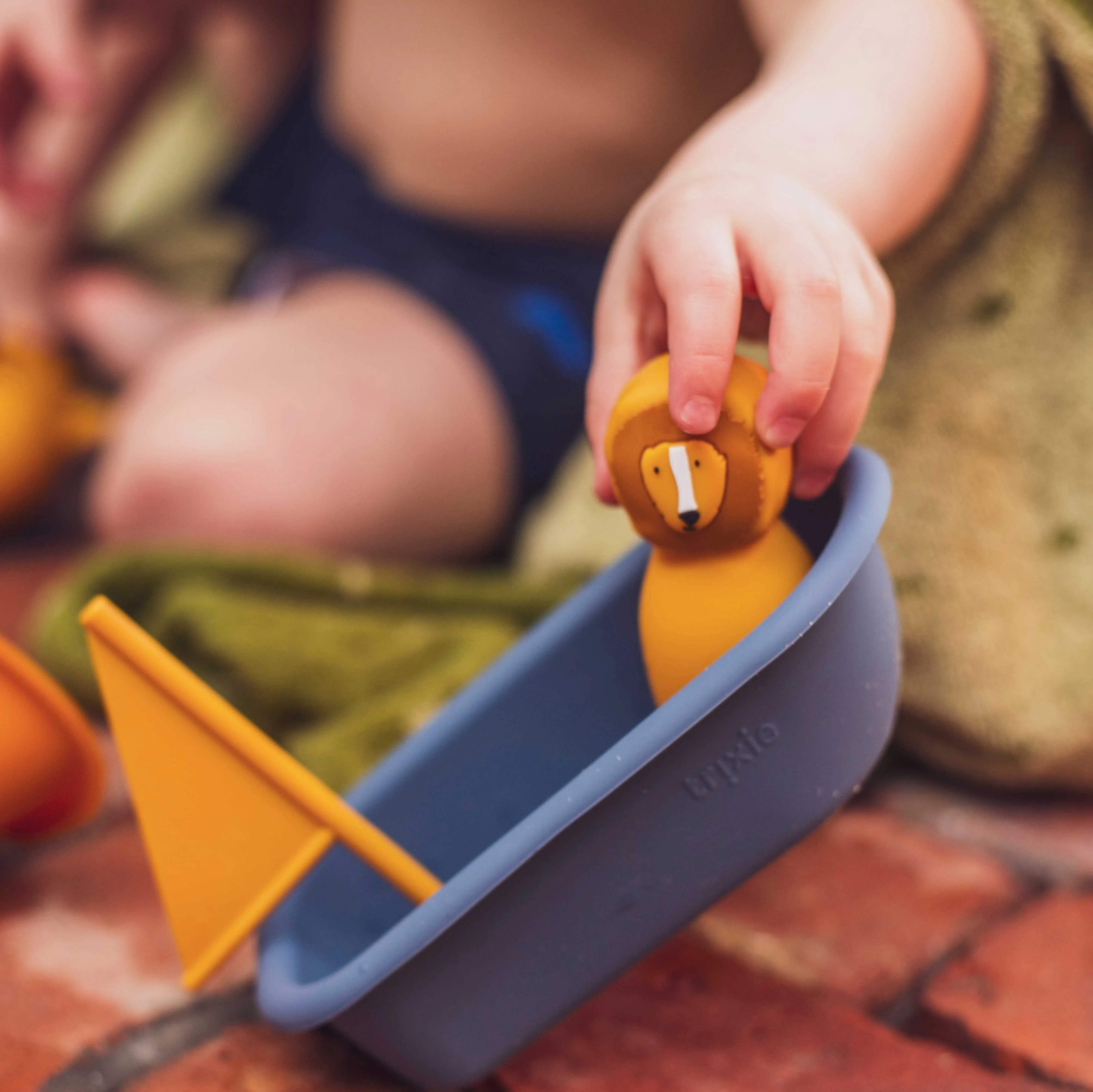 Sensory Bath Toy Floating Sailboat - Mr. Lion